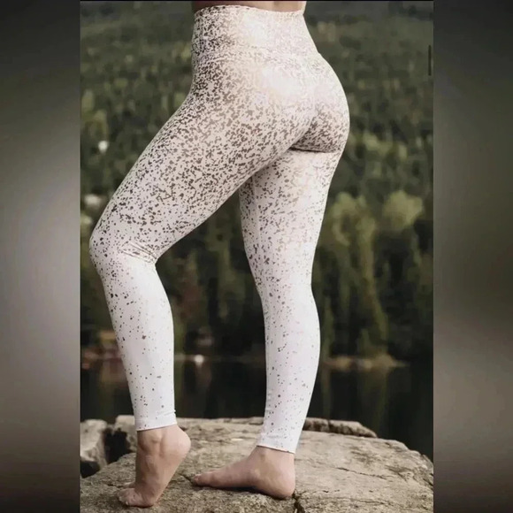 ZYIA Pants - Zyia White Stay Gold Light n Tight Hi-Rise 7/8 24" size 8-10